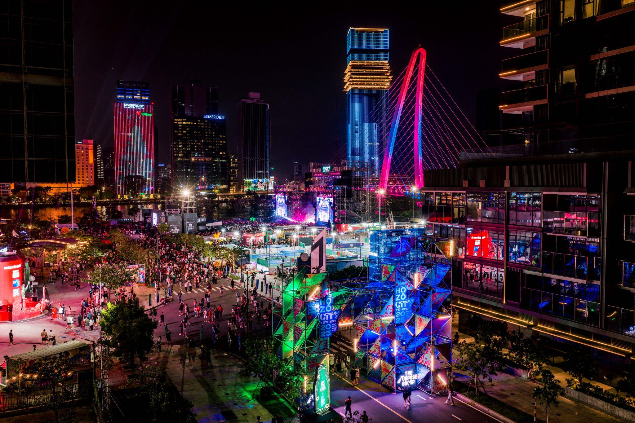 Mang chủ đề “CITY-MAZE-ING - Muôn sắc bất ngờ”, không khí tại HOZO CITY TẾT FEST đang nóng hơn bao giờ hết sau 2 ngày mở màn thành công rực rỡ.