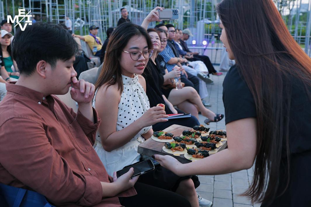 Khách hàng trải nghiệm thưởng thức ngay trong không khí thi đấu sôi động của Vị Battle