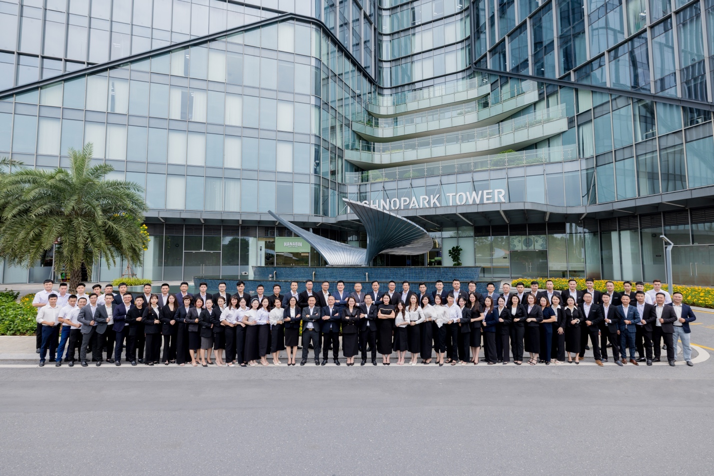 Tập thể cán bộ, nhân viên QueenLand Group