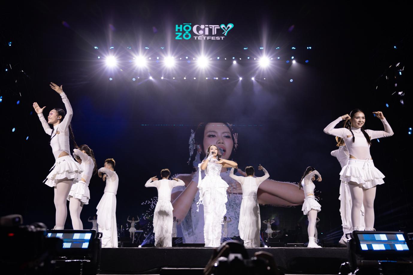 Ca sĩ Phương Mỹ Chi thể hiện loạt ca khúc hit như Vũ trụ cò bay, Bóng phù hoa, Ếch ngồi đáy giếng, Gối gấm... lần lượt vang lên.