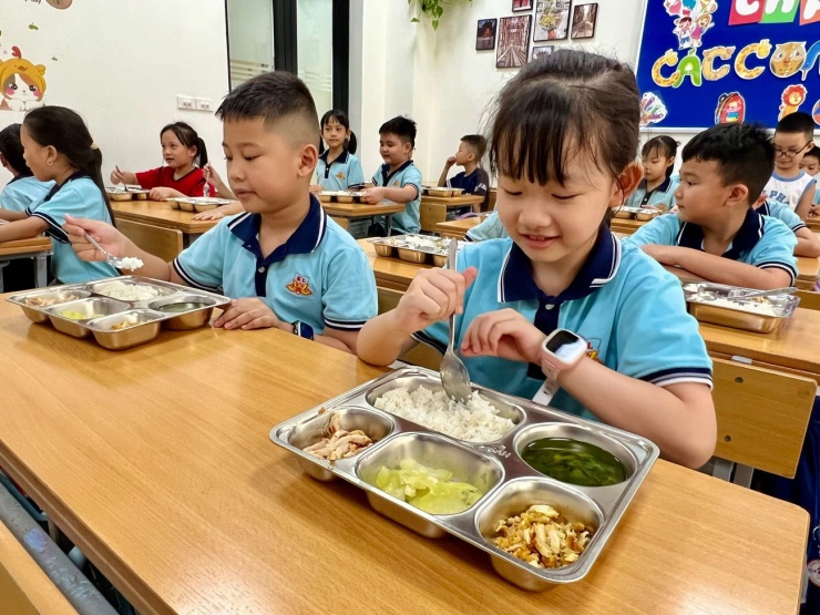 Học sinh tiểu học Hà Nội được hỗ trợ, miễn phí bữa ăn bán trú.