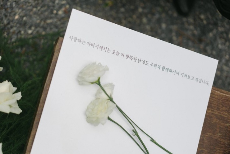 Chiếc ghế trống tưởng nhớ người bố chồng đã khuất