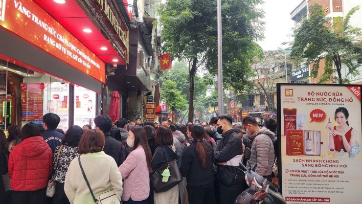 Dòng người xếp hàng chờ mua vàng trên phố Trần Nhân Tông (Hà Nội). Ảnh: L.T