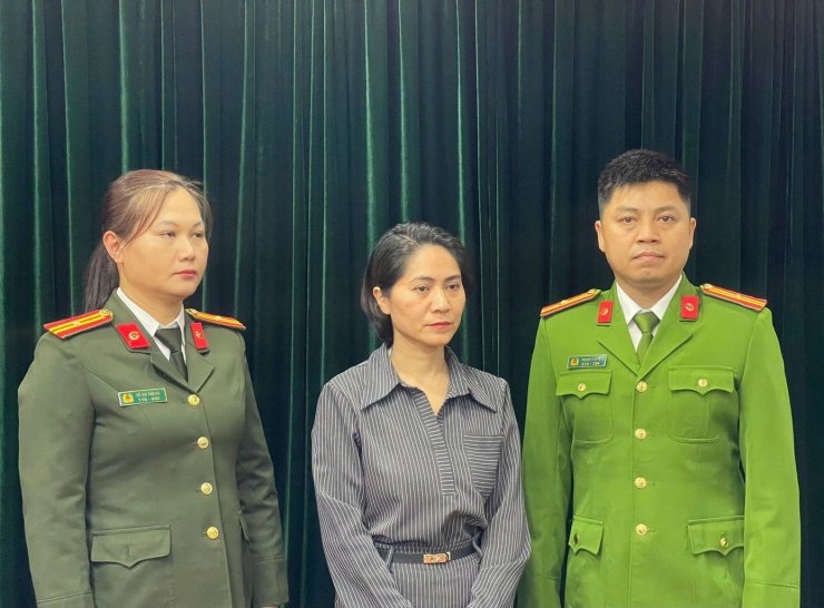 Bà Nguyễn Thị Thu Hà (giữa).