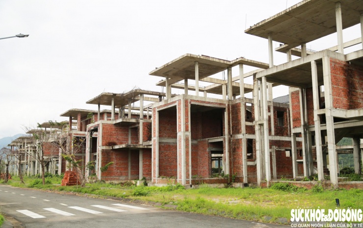 Theo ghi nhận, hàng loạt dãy biệt thự, nhà liền kề xây thô nằm san sát nhau, phần lớn chỉ mới hoàn thiện khung bê tông, tường gạch trần.