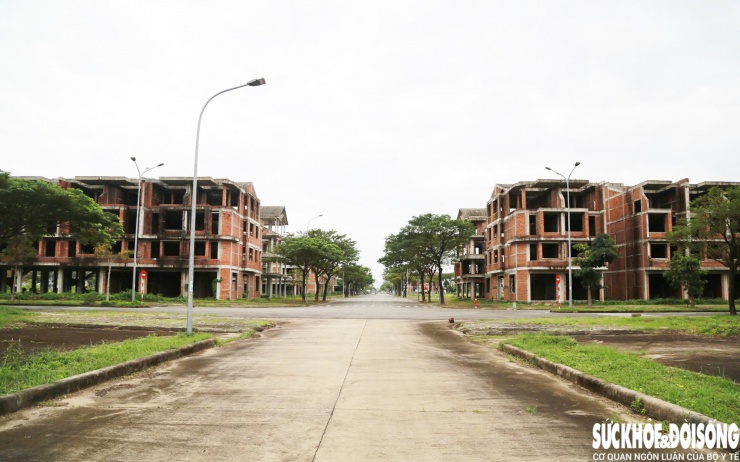 Xen giữa các khối nhà là những tuyến đường nội khu thẳng tắp, vỉa hè, đèn chiếu sáng được đầu tư đồng bộ nhưng chưa có dấu hiệu sử dụng. Cỏ dại mọc phủ kín nhiều khoảng đất trống, len lỏi cả vào khuôn viên các căn nhà đang xây dang dở cho thấy việc thi công đã dừng lại từ lâu.