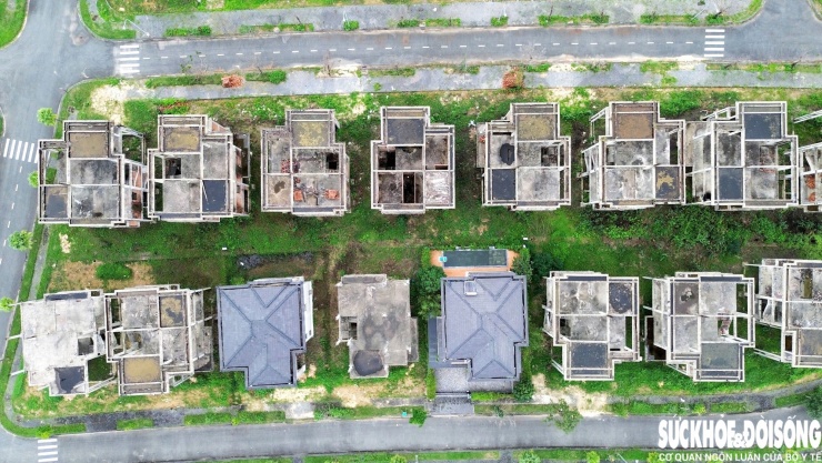 Thanh tra còn chỉ ra việc bàn giao khoảng 45,91ha đất ngoài ranh giới dự án; diện tích ghi trong giấy chứng nhận đầu tư và các quyết định giao đất sau đó chênh lệch hơn 39ha nhưng không được rà soát, xử lý kịp thời.