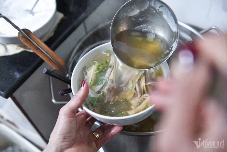 Theo đánh giá của thực khách, quán ăn này có món gà rất ngon, da vàng, giòn, thịt dai