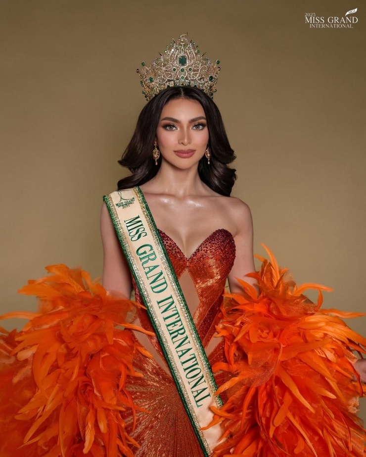 Theo chuyên trang sắc đẹp Pageantry Moments , váy dạ hội đăng quang của đương kim Hoa hậu Hòa bình Quốc tế 2025 Emma Tiglao đẹp nhất năm 2025. Bộ váy do nhà thiết kế người Philippines - Rian Fernandez Atelier thực hiện.