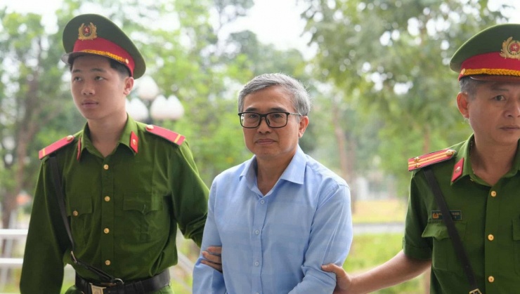 Cựu Thứ trưởng Bộ Công Thương Hoàng Quốc Vượng được dẫn giải ra tòa hồi tháng 4/2025.