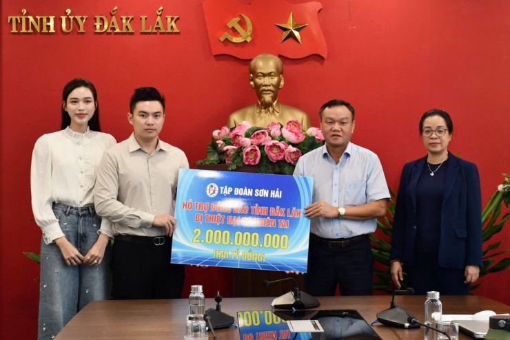 Nàng hậu 24 tuổi thường diện sơ mi nữ tính kết hợp quần suông cạp cao, tạo nên hình ảnh trẻ trung, năng động.