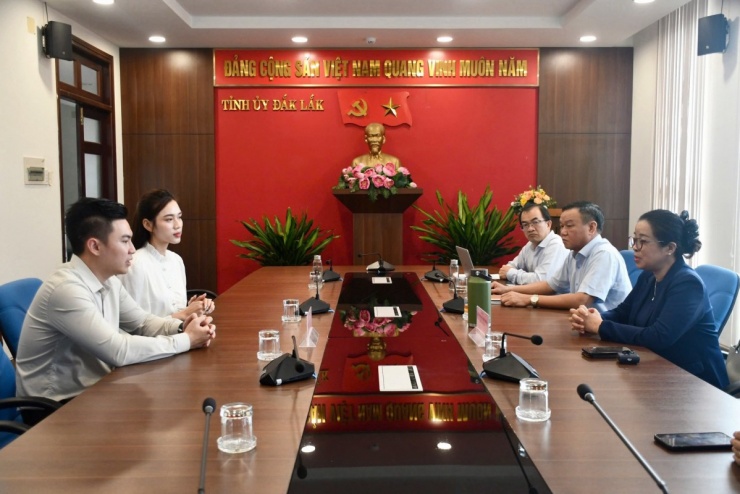 Trong khi đó, Nguyễn Viết Vương ưu tiên sơ mi và quần âu lịch thiệp, màu sắc nền nã, hài hòa với phong cách bạn đời.