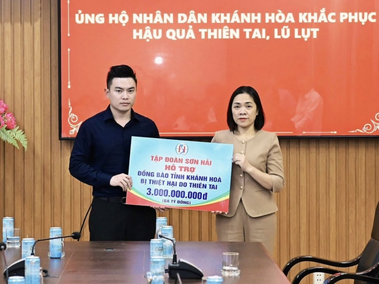 Tổng giám đốc Tập đoàn Sơn Hải được nhận xét "giản dị mà vẫn chỉn chu" với công thức mix đồ đặc trưng của đàn ông văn phòng.