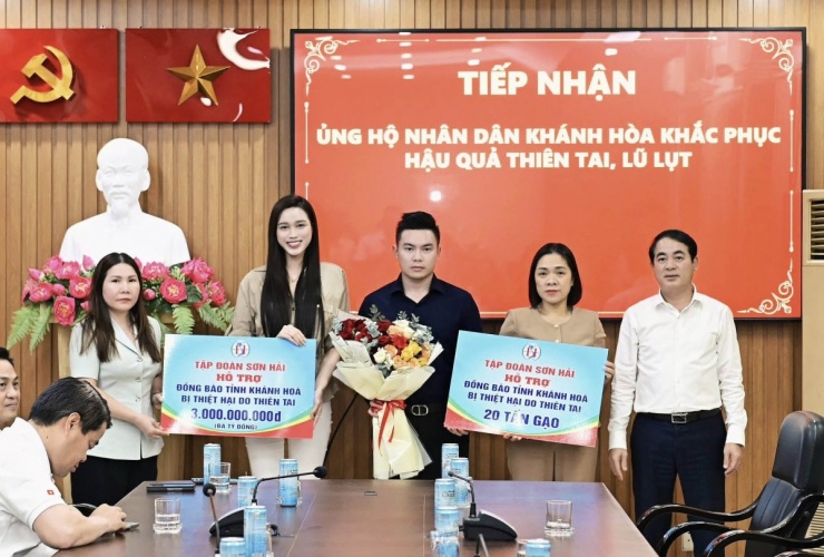 Đỗ Thị Hà gắn bó bảng màu trung tính khi đồng hành ông xã trong các buổi làm việc cùng lãnh đạo địa phương.