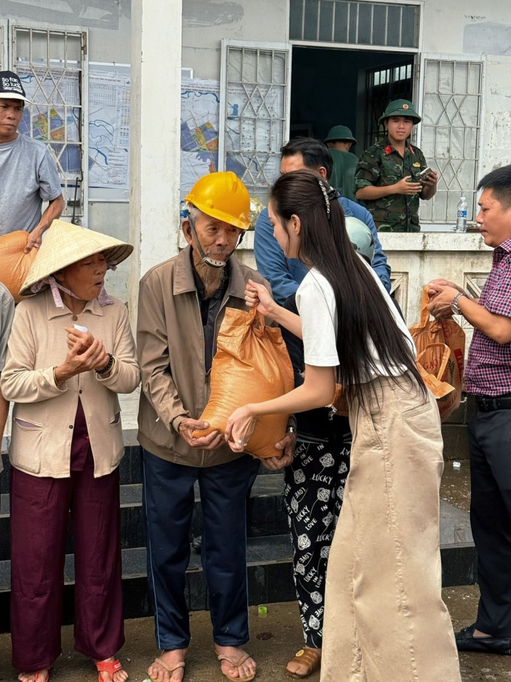 Có lúc người đẹp chuyển sang chân váy kaki suông dài, giúp tổng thể nữ tính hơn mà vẫn gần gũi.