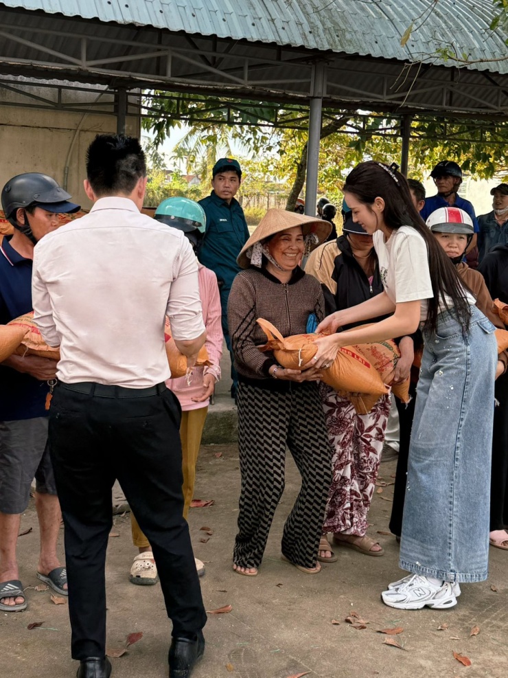 Còn khi trực tiếp trao quà tới tay bà con, nàng dâu hào môn thường mặc áo thun, quần jeans và giày thể thao để thuận tiện vận động, tạo cảm giác thoải mái.