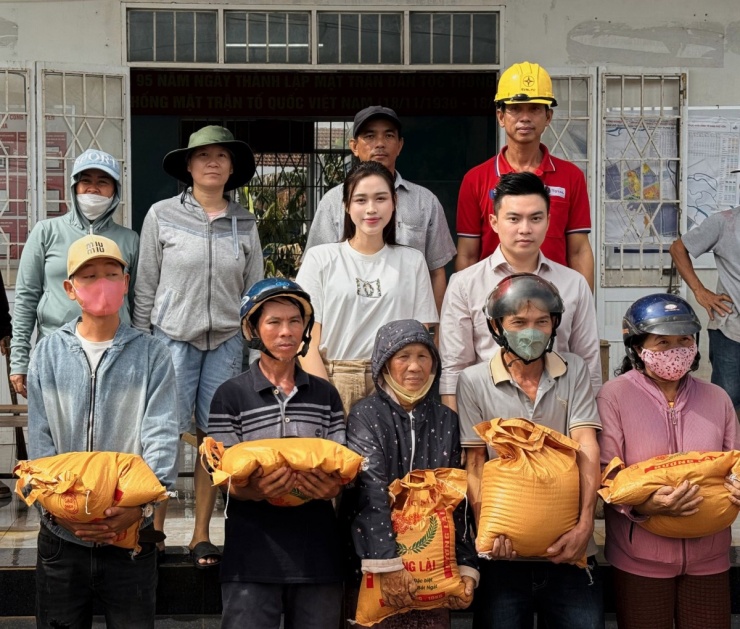 Gu mặc giản dị của vợ chồng Đỗ Thị Hà khi làm thiện nguyện - 9