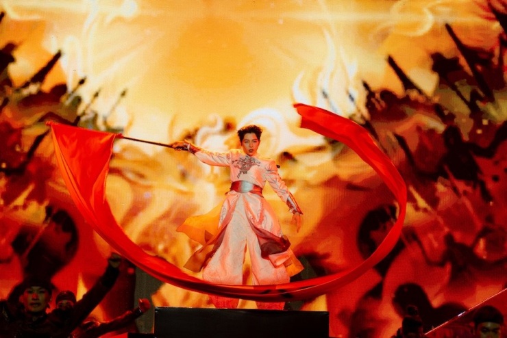 Đức Phúc thể hiện tiết mục "Phù Đổng Thiên Vương".&nbsp;