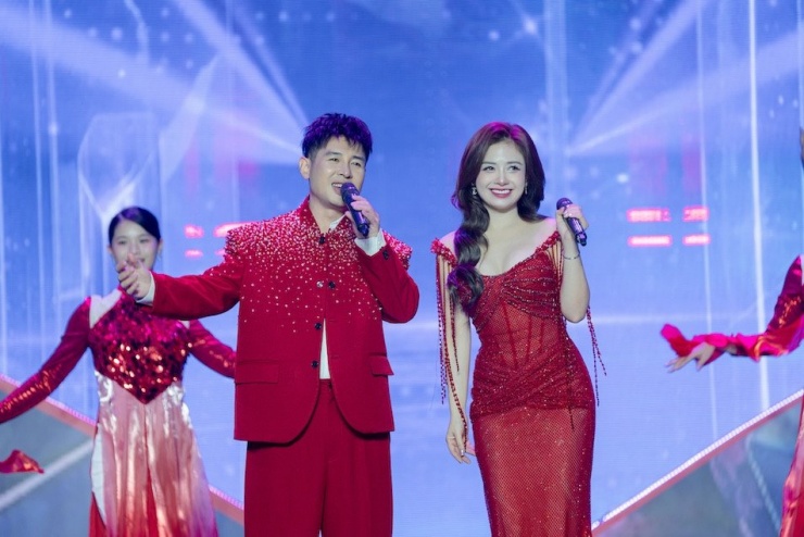 &nbsp;Hoàng Hải song ca với Dương Hoàng Yến.