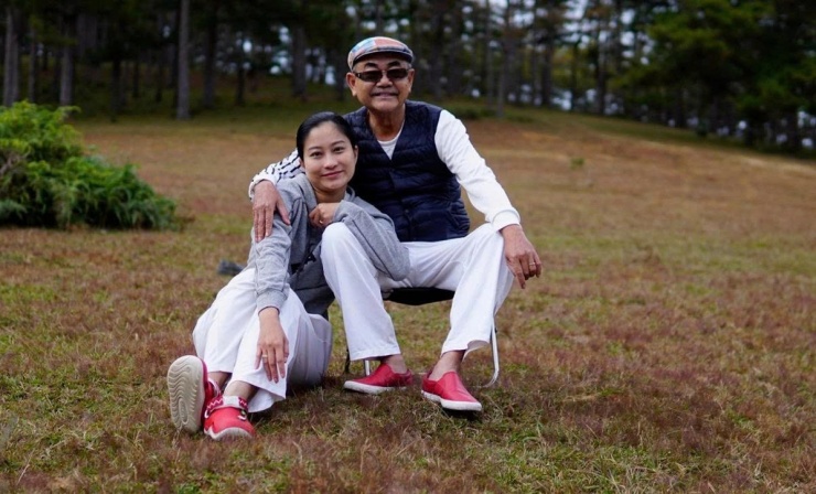 NSND Việt Anh và bà xã kém 36 tuổi tận hưởng kỳ nghỉ lãng mạn tại Đà Lạt. Cả hai mặc đồ đồng điệu, mang giày đôi dạo chơi, ngắm cảnh rừng thông.