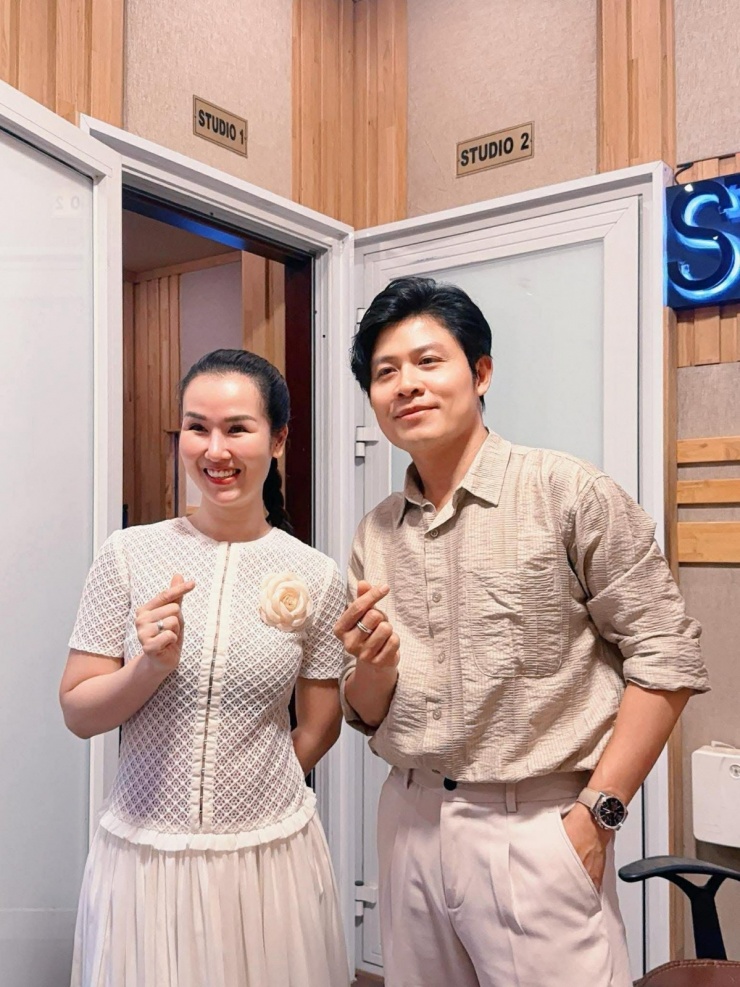 Nhạc sĩ Nguyễn Văn Chung đăng ảnh cùng ca sĩ Võ Hạ Trâm kèm chú thích hài hước: “Mong các bạn đừng đẩy thuyền nhé, vì cô ấy có chồng và 2 con rồi”.