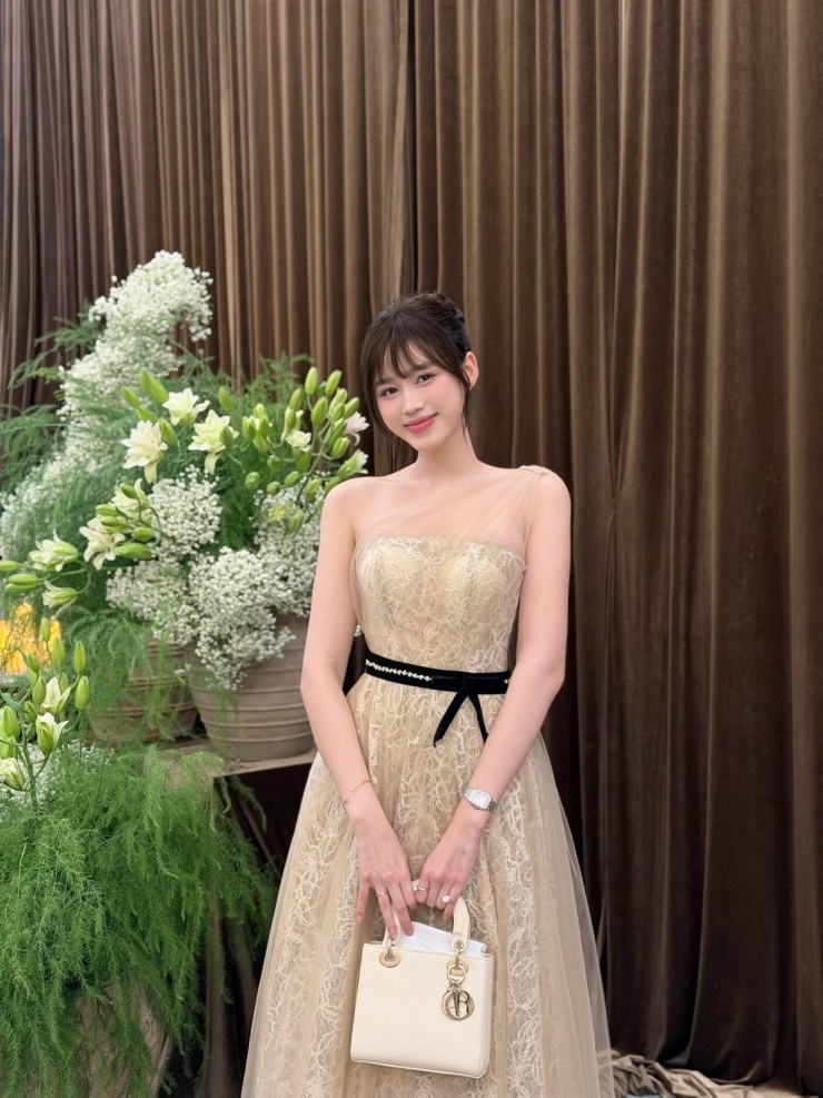 Hoa hậu Đỗ Thị Hà diện váy ren điệu đà đi đám cưới.