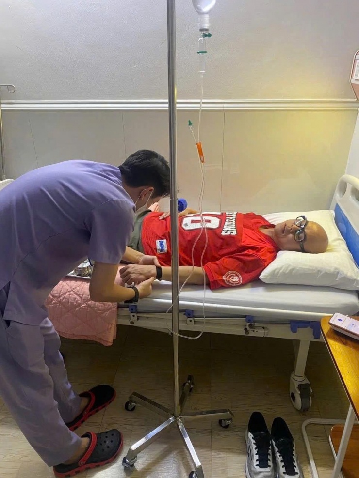 Phan Đinh Tùng chia sẻ thông tin anh nhập viện. Nam ca sĩ gặp vấn đề sức khỏe ngay trước khi tổ chức Đinh show tại Hà Nội. Hiện sức khỏe của anh đã ổn định.