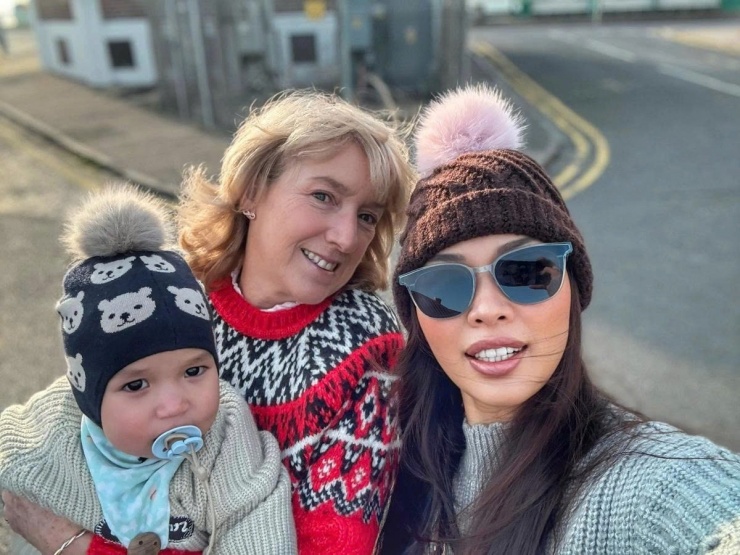 Siêu mẫu Hà Anh đưa các con sang London (Anh) thăm mẹ chồng dịp năm mới, được bà dẫn đi tham quan và chiêu đãi những món ăn truyền thống.