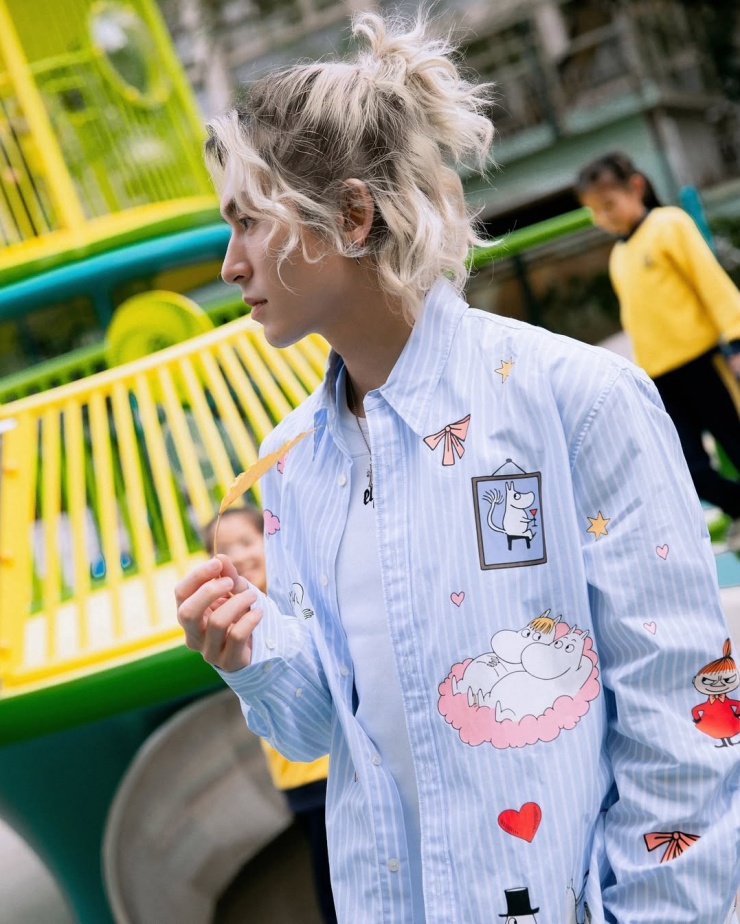 Trương Triết Hạn tôn chiều cao với suit họa tiết kẻ sọc dọc.