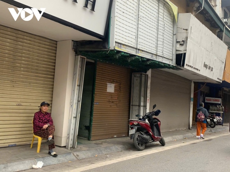 Dọc tuyến Phố Huế, hàng loạt cửa hàng đồng loạt đóng cửa, trả lại mặt bằng ngay thời điểm cuối năm.