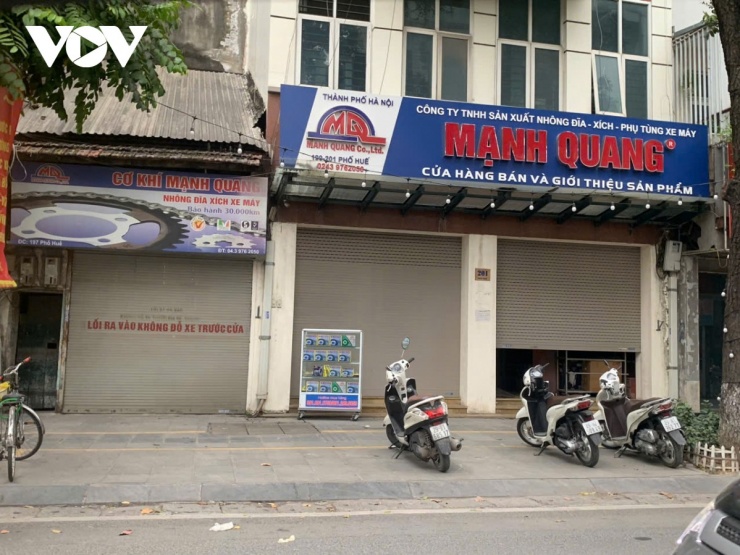 Nhiều căn nhà mặt phố cửa cuốn kéo kín, không còn hoạt động kinh doanh.