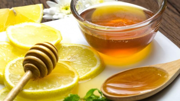 Nên pha nước ở nhiệt độ khoảng 40 - 50°C, tránh dùng nước sôi làm mất enzyme trong mật ong.