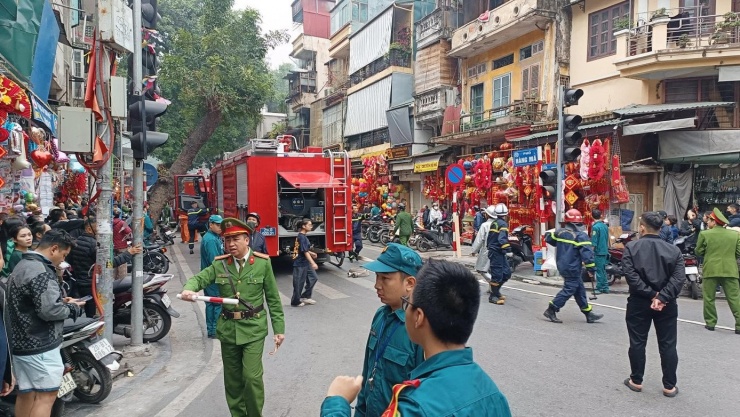 Hà Nội: Cháy nhà trên phố Hàng Mã, một người trèo ra mái hiên tầng 3 ngã xuống đường - 1