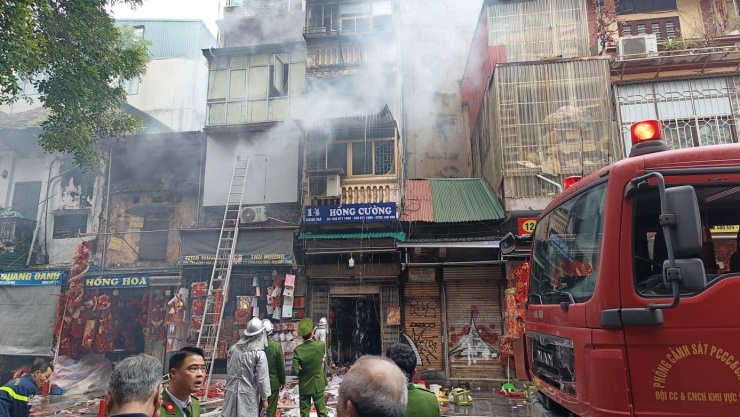 Lực lượng chức năng tại hiện trường. (Ảnh: Thanh Hà)