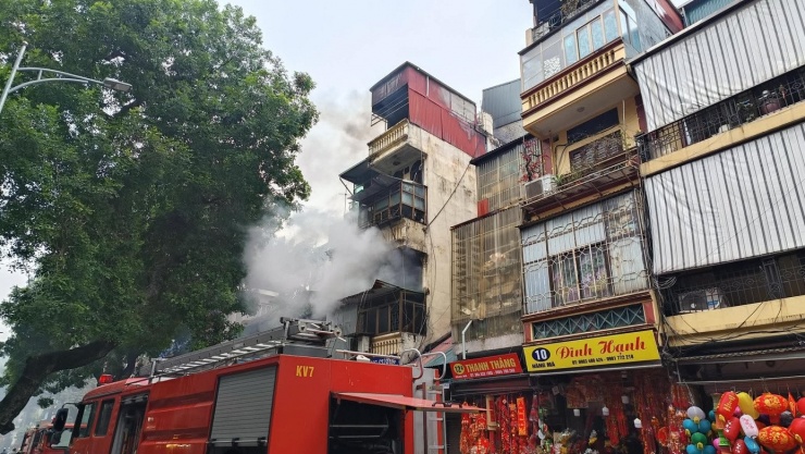 Hà Nội: Cháy nhà trên phố Hàng Mã, một người trèo ra mái hiên tầng 3 ngã xuống đường - 2