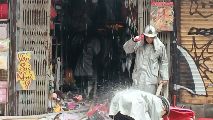 Hà Nội: Cháy nhà trên phố Hàng Mã, một người trèo ra mái hiên tầng 3 ngã xuống đường - 5