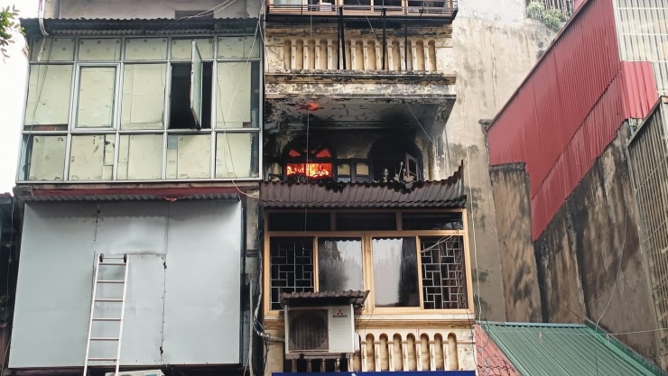 Hà Nội: Cháy nhà trên phố Hàng Mã, một người trèo ra mái hiên tầng 3 ngã xuống đường - 7