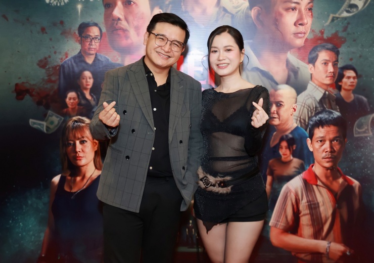 Lâm Vỹ Dạ chụp ảnh cùng đạo diễn Võ Thanh Hòa. Bộ cánh bà xã Hứa Minh Đạt mặc nhận nhiều ý kiến trái chiều từ khán giả. Người khen diễn viên khéo tôn vẻ gợi cảm sau giảm cân, kẻ chê trang phục của cô hở hang, 'kém sang'.