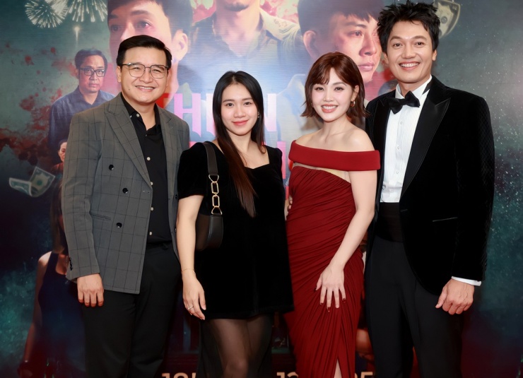 Diễn viên Mai Bảo Ngọc - vợ Võ Thanh Hòa (thứ hai từ trái qua) - chúc mừng Quang Tuấn có vai diễn ấn tượng trong 'Thiên đường máu'.