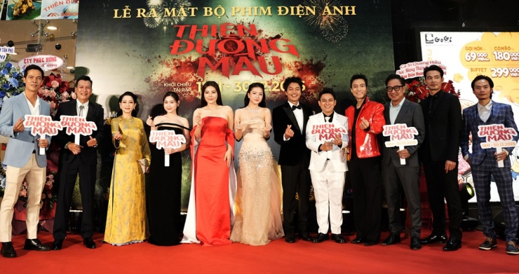 Dàn diễn viên 'Thiên đường máu' ở buổi ra mắt phim. Tác phẩm do đạo diễn Hoàng Tuấn Cường chỉ đạo thực hiện khởi chiếu từ ngày 30/12.