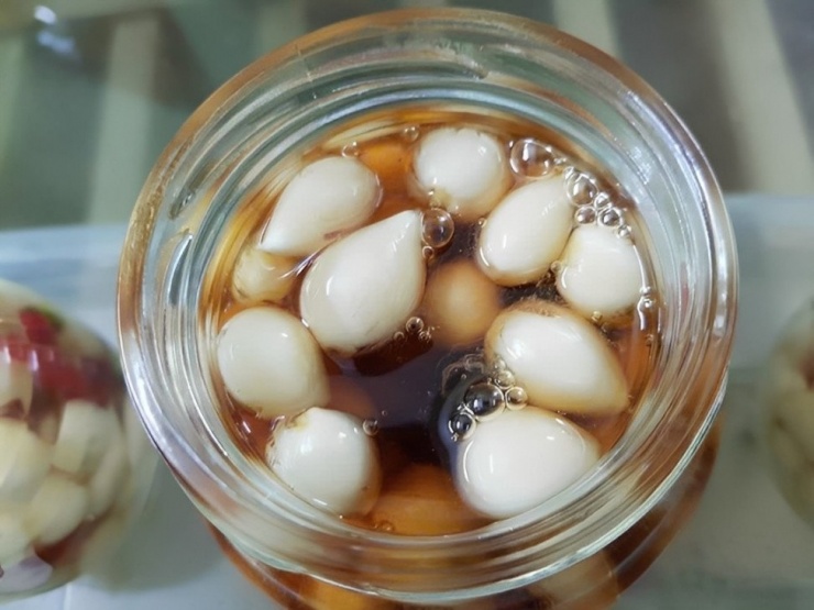 Tỏi cô đơn Phù Yên có thể đem nấu trực tiếp cùng món xào hoặc ngâm rượu, mật ong... Ảnh: Tỏi cô đơn Sơn La