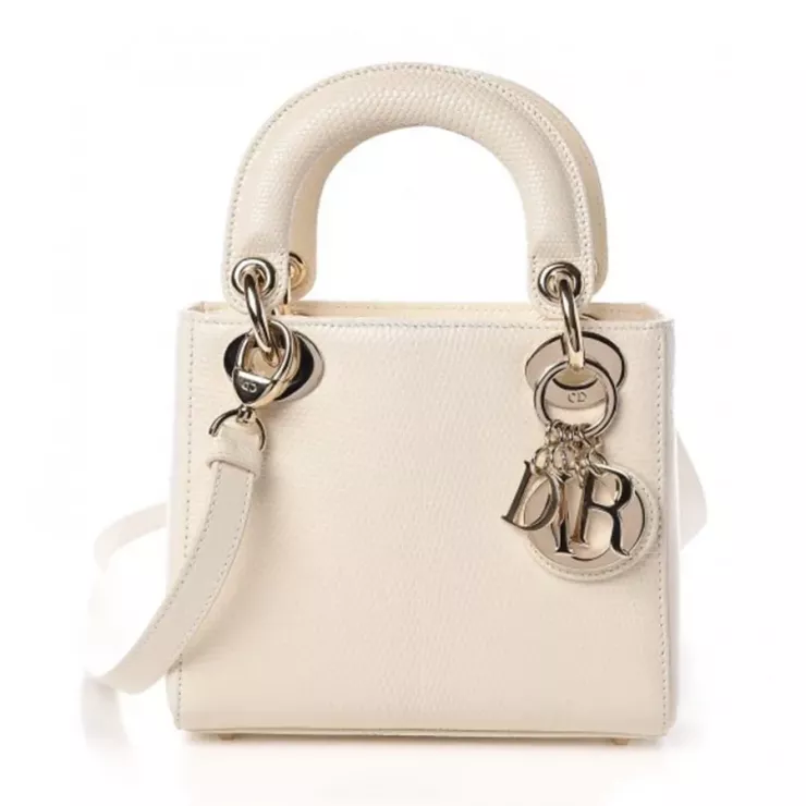 Cô xách túi Lady Dior Mini da Mizard, trị giá khoảng 200 triệu đồng. Theo Vogue, thiết kế Lady Dior ra đời năm 1995, do Gianfranco Ferré sáng tạo và gắn liền với Công nương Diana, trở thành một trong những biểu tượng của nhà mốt Pháp.