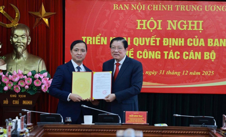 Ông Phan Đình Trạc, Trưởng Ban Nội chính Trung ương trao quyết định bổ nhiệm với ông Nguyễn Xuân Trường. Ảnh: Đ.X