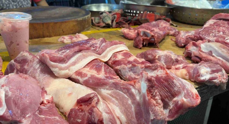 Dù giá lợn hơi giảm trong những ngày vừa qua, nhiều người kinh doanh lâu năm nhận định, giá thịt lợn sẽ khó giảm sâu và trong dịp Tết Nguyên đán chắc chắn sẽ ở mức cao trở lại trên 70.000 đồng/kg.