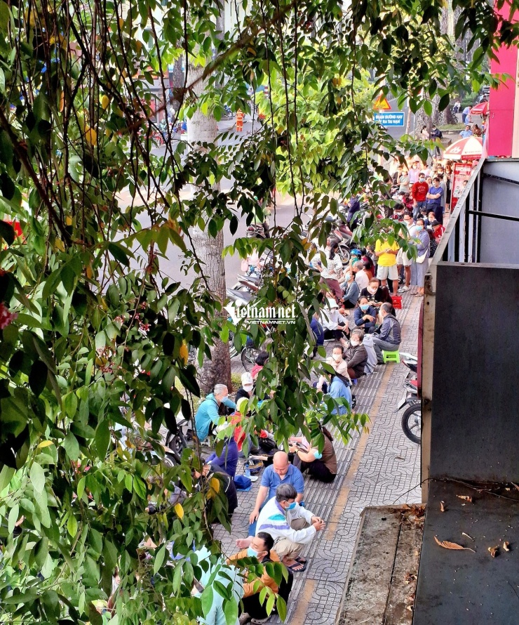 Hàng người chờ mua vàng tại trụ sở SJC, sáng 31/12. (Ảnh: Trần Chung)