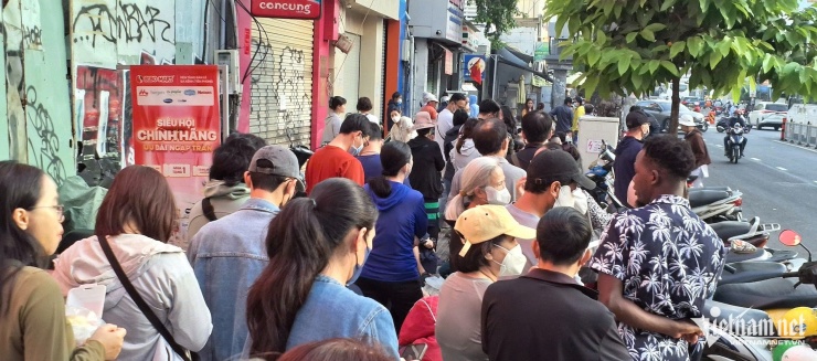 Người nước ngoài cũng xếp hàng mua vàng SJC, sáng 31/12. (Ảnh: Trần Chung)