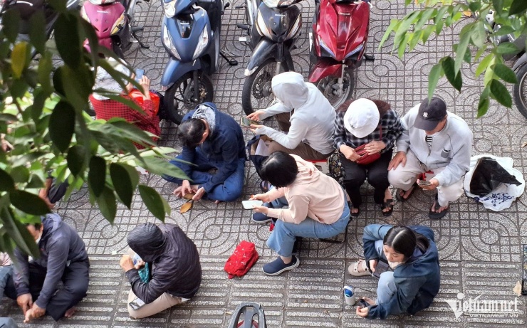 Nhiều người dân cho biết, việc mua sản phẩm vàng SJC là không dễ. (Ảnh: Trần Chung)