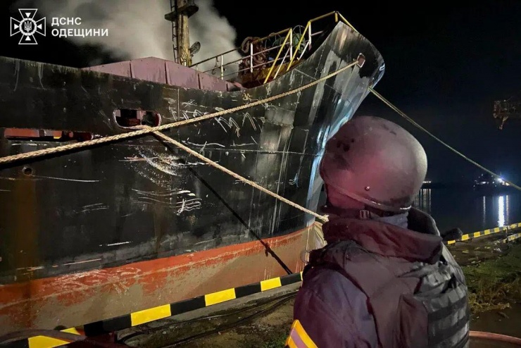 Nhân viên cứu hộ tại hiện trường vụ tập kích vào các cơ sở cảng ở vùng Odessa của Ukraine vào ngày 23-12. Ảnh: EPA.