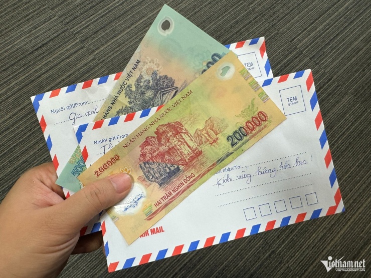 Vì 2 phong bì phúng điếu của gia đình trí thức, cả nhà thông gia nghèo xôn xao. Ảnh minh họa