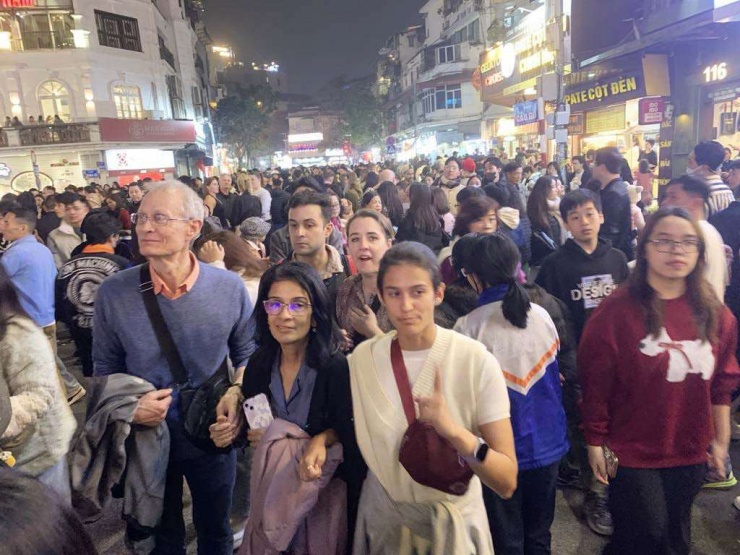 Dòng người đổ về Quảng trường Đông Kinh Nghĩa Thục, Hoàn Kiếm chờ đón giao thừa 2025. (Ảnh: Huy Hoàng)